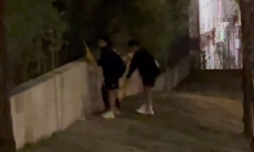 Казахстанские фанаты пытаются пробраться в отель с мадридским «Реалом». Видео