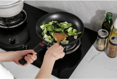 Сковорода как новая за две минуты и ничего на прилипает — три простых ингредиента творят чудеса