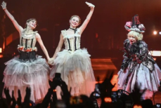 Леди Гага и звёзды «Уэнсдэй» станцевали «Dead dance» в Лондоне. Видео