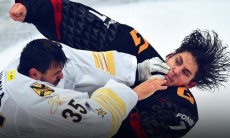 В матче соперников «Барыса» случилась жесткая драка вратарей. Видео