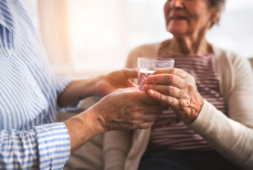 От каких напитков лучше отказаться после 60 лет — они грозят разрушением костей