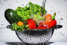 Главное правило гигиены — мойте овощи и фрукты дольше десяти секунд и не в раковине
