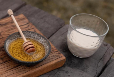 Помогает ли молоко с медом при боли в горле