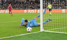 Вратарь отбил три пенальти за три минуты в матче Лиги Европы. Видео