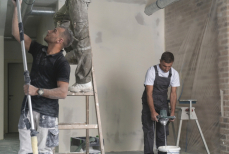 Чем опасно проживание в квартире во время ремонта