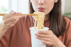 Что произойдет, если ежедневно питаться лапшой быстрого приготовления