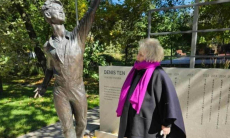 Татьяна Тарасова посетила памятник Денису Тену в Алматы