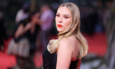 Скарлетт Йоханссон появилась на публике в облегающем платье. Фото