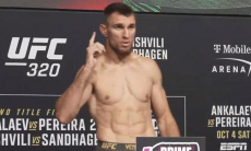 Казахстанец прошел взвешивание перед боем с американцем в UFC. Видео