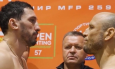 Казахстанский боец провел дуэль взглядов с «Суперменом». Видео