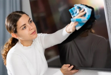 Чем протирать экран телевизора, чтобы не было царапин, разводов и пыли