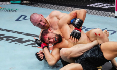 Мощный финиш зафиксирован в бою россиянина в главном карде UFC 320. Видео