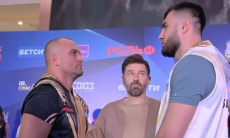 Баходир Джалолов прошел взвешивание и дуэль взглядов перед боем в России. Видео