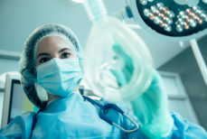 Анестезиолог объяснил, почему под наркозом люди иногда говорят лишнее