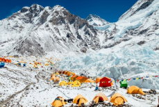Сотни туристов застряли на Эвересте из-за мощного снегопада