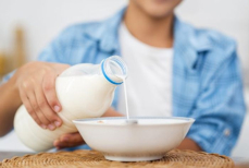 Какое молоко полезнее — коровье или растительное