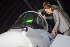 Кейт Миддлтон «полетала» на авиасимуляторе