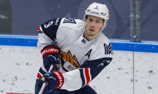 Защитник сборной Казахстана забросил первую шайбу в сезоне КХЛ. Видео