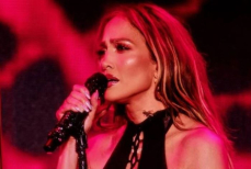 «Он был как вертолёт!» — Дженнифер Лопес рассказала о забавном инциденте на сцене в Алматы