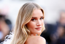 Роузи Хантингтон-Уайтли произвела фурор выходом в свет в роскошном платье. Фото