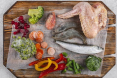 Еда из морозилки «просрочилась». Опасно ли это и сколько на самом деле ее можно хранить