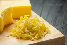 Почему не стоит покупать натертый сыр в магазине — причина удивит