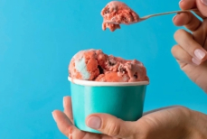 Мороженое с жареной курицей и колбасой стало хитом