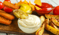 Названы самые опасные для фигуры и здоровья соусы