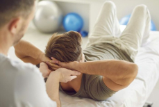 Врач предупредил о рисках инсульта из-за массажа шеи