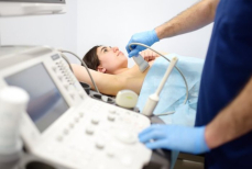 Онколог раскрыл внешние симптомы рака груди