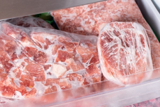 Если видите это — мясо пора выбросить. Назван главный признак испорченных заморозок