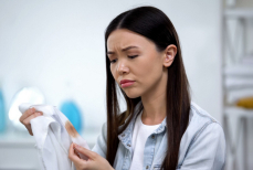 Биолог дал оригинальный совет для выведения кофейных пятен с одежды