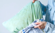 Как вернуть аромат чистоты засаленным и плохо пахнущим подушкам