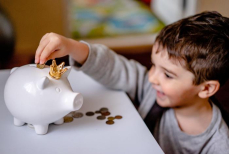 Психолог рассказал, когда ребёнку можно давать карманные деньги