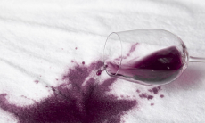 Как быстро вывести пятно от вина — эти продукты с вашей кухни заменят пятновыводитель