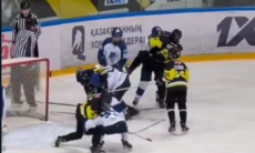 Хоккеисты «Барыса» устроили побоище после победы в матче