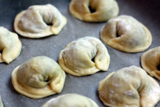 Идеальный соус к пельменям — всего три ингредиента и ни грамма майонеза