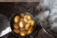 Пульмонолог рассказала, помогает ли картофельный пар при простуде