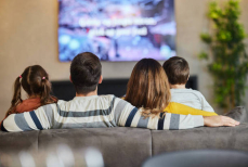 На каком расстоянии безопасно смотреть телевизор — советы офтальмологов