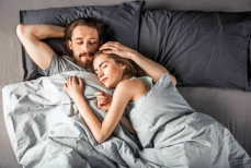 Почему спать в обнимку вредно — врачи предупреждают о возможном некрозе тканей