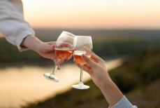 Врач рассказал о скрытой угрозе бокала вина в обед