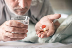 Людей старше 50 лет предупредили об опасности одного витамина
