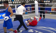 Казахстанский боксёр улетел в чистый нокдаун и получил победу. Видео