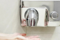 Почему сушилки для рук могут быть опаснее, чем кажется