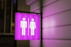 Опасно ли садиться на ободок унитаза в общественных туалетах