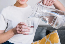 С газом или без — нутрициолог рассказала, какую воду полезнее пить