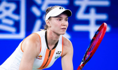 Елена Рыбакина оформила быстрый разгром с «баранкой» и вышла в полуфинал