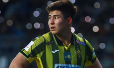 Болельщик выбежал на поле ради Дастана Сатпаева. Забавное видео