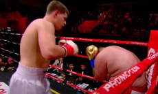 Казахстанский супертяж деклассом с нокдауном дебютировал на профи-ринге