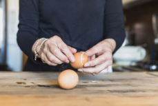 Назван самый простой способ почистить отварные яйца